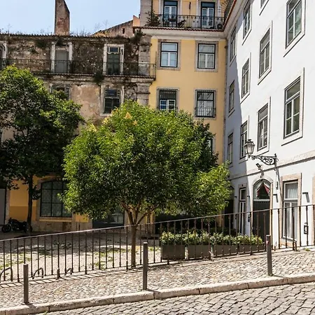 Plum Guide - Stable Doors Daire Lisboa